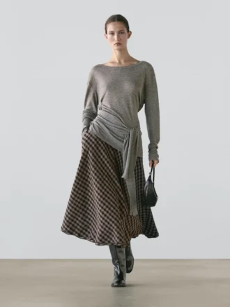 A zampa con dettagli a quadri