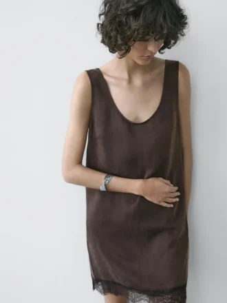 Abito corto e fluido con dettagli in pizzo