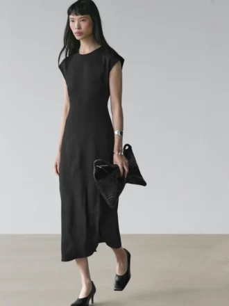 Abito fluido a maniche corte