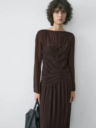 Abito midi fluido con dettagli arricciati