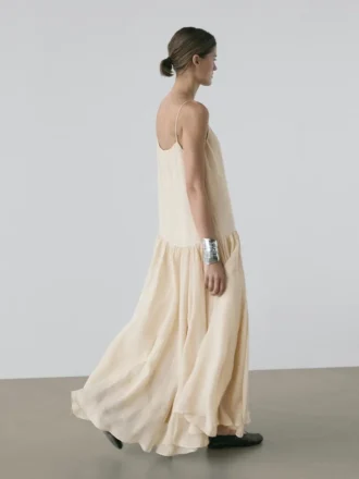 Abito midi fluido con dettagli plissettati