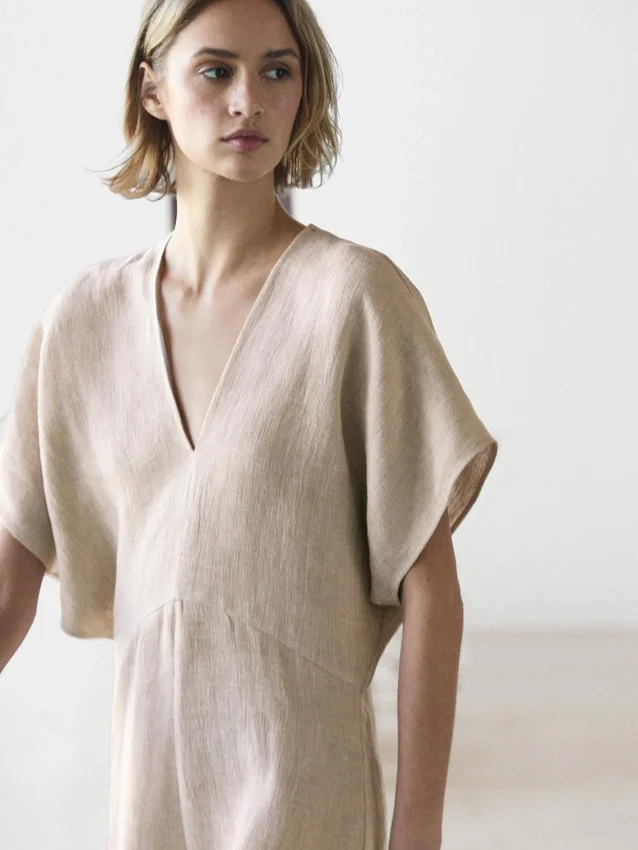Abito midi leggero in lino a maniche corte Abito midi leggero in lino a maniche corte