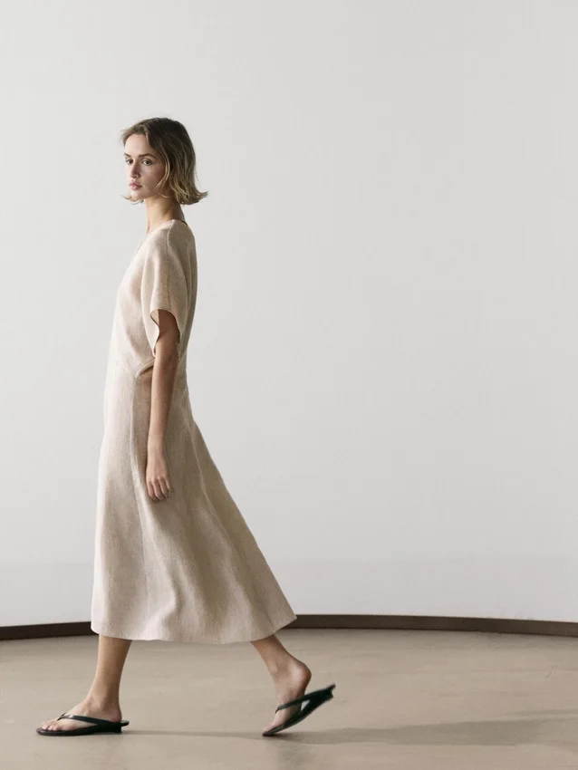 Abito midi leggero in lino a maniche corte Abito midi leggero in lino a maniche corte