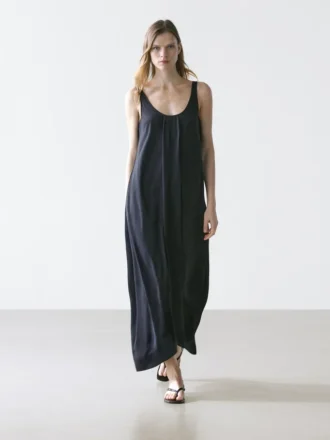 Abito svasato e fluido con spalline