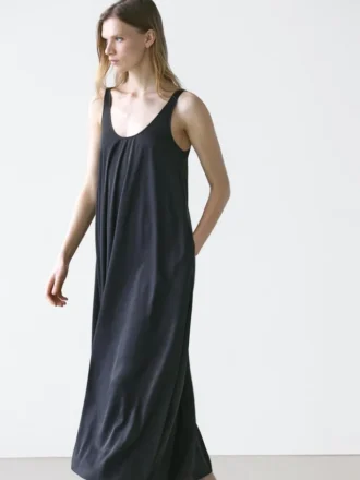 Abito svasato e fluido con spalline