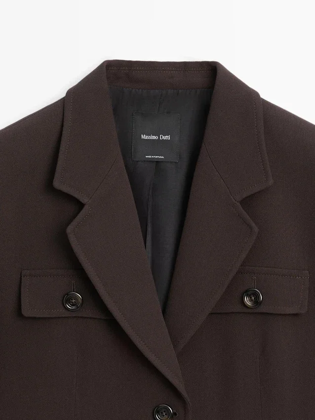 Blazer con tasche e collo a revers Blazer con tasche e collo a revers