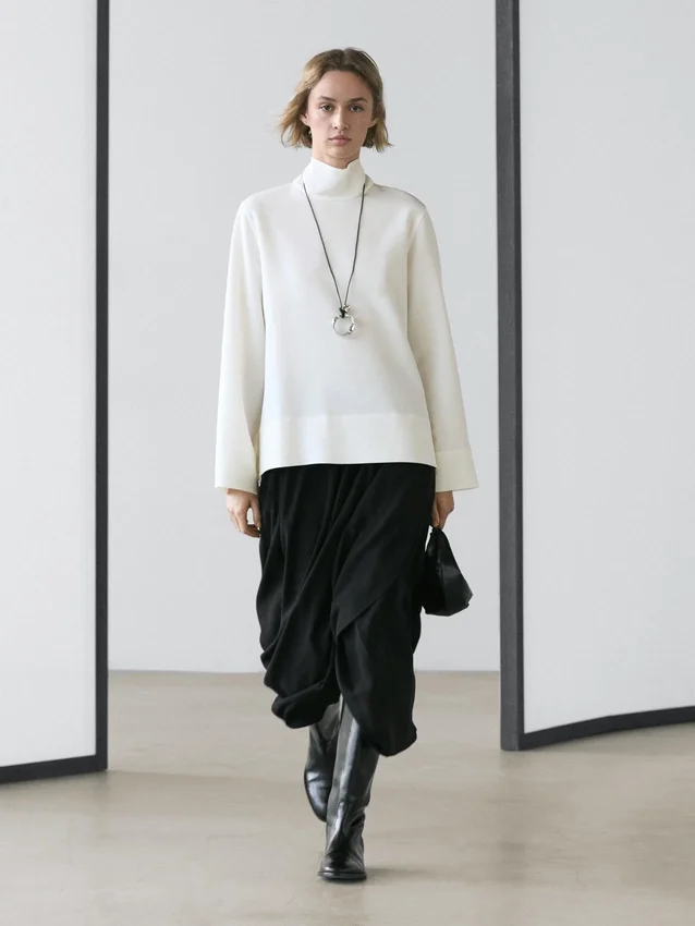 Camicetta a collo alto con dettaglio sull’orlo Camicetta a collo alto con dettaglio sull’orlo