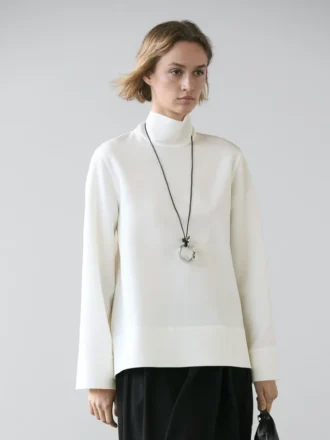 Camicetta a collo alto con dettaglio sull’orlo