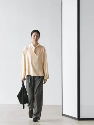 Camicetta fluida con dettaglio a pettorina