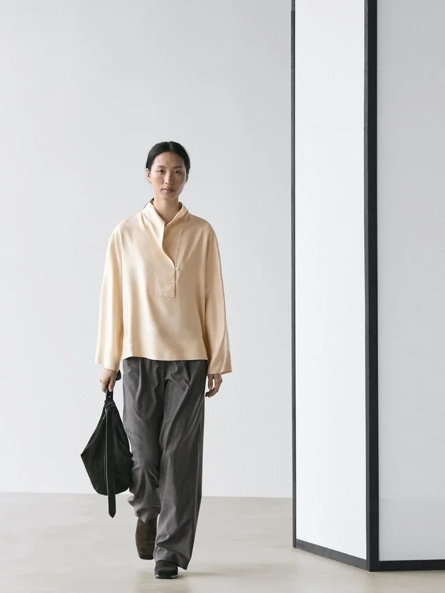 Camicetta fluida con dettaglio a pettorina Camicetta fluida con dettaglio a pettorina