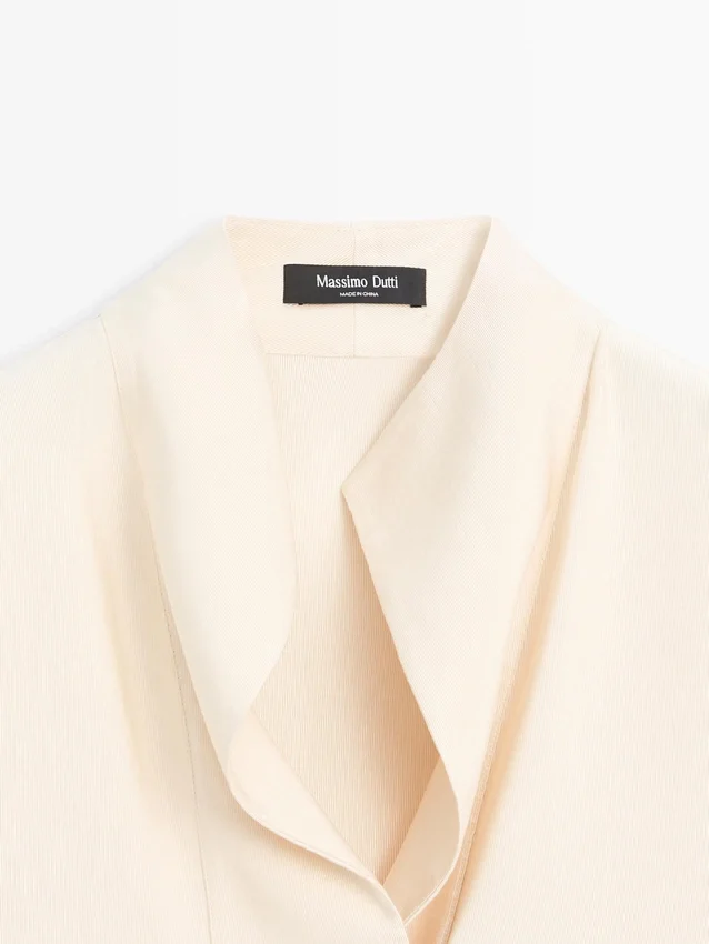 Camicetta fluida con dettaglio a pettorina Camicetta fluida con dettaglio a pettorina