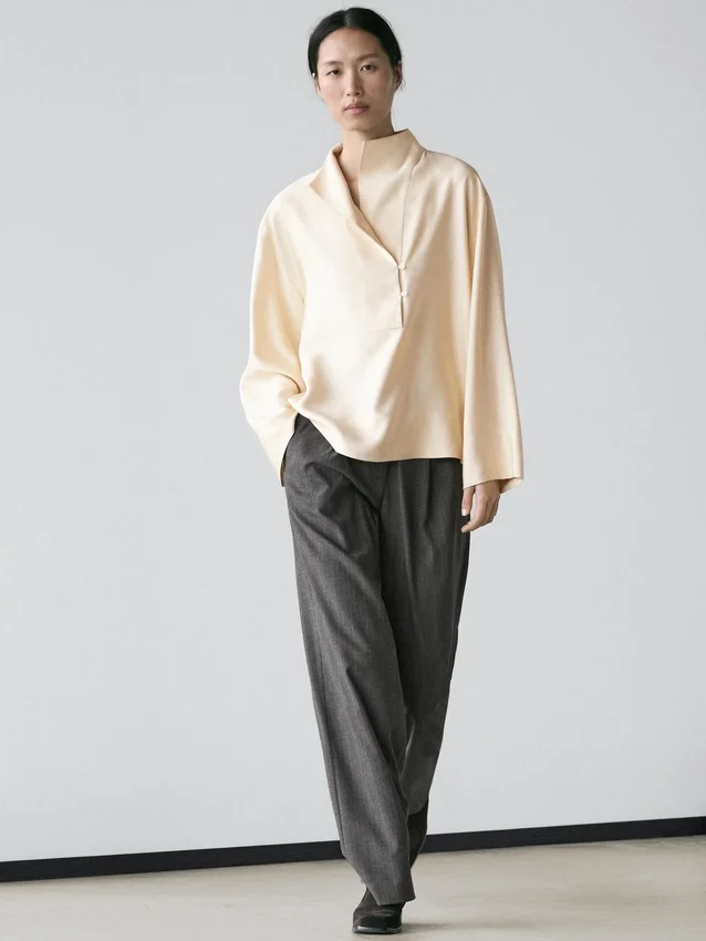 Camicetta fluida con dettaglio a pettorina Camicetta fluida con dettaglio a pettorina