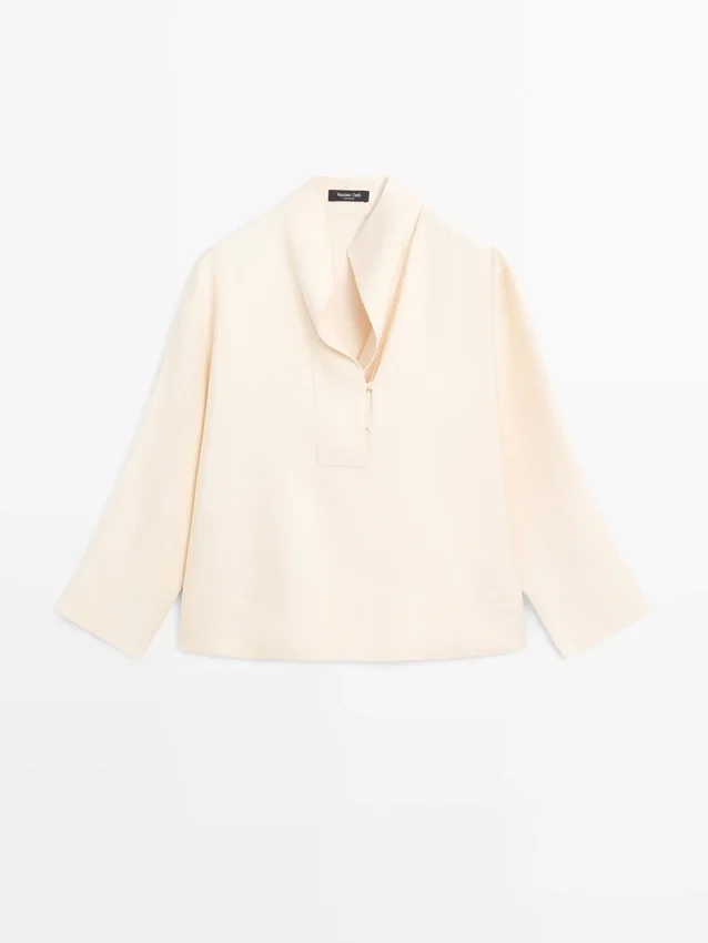 Camicetta fluida con dettaglio a pettorina Camicetta fluida con dettaglio a pettorina