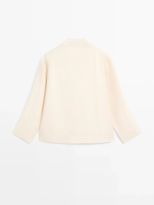 Camicetta fluida con dettaglio a pettorina Camicetta fluida con dettaglio a pettorina