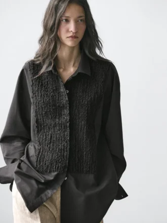 Camicia con pettorina e dettagli ricamati