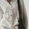 Camicia fluida a righe con collo alto Camicia fluida a righe con collo alto