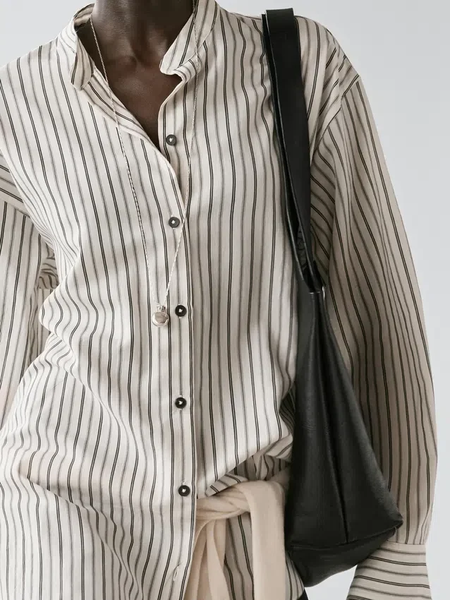Camicia fluida a righe con collo alto Camicia fluida a righe con collo alto