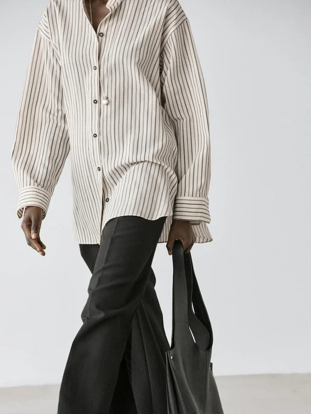 Camicia fluida a righe con collo alto Camicia fluida a righe con collo alto