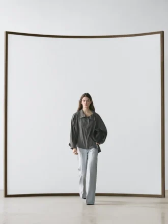 Camicia fluida a righe con dettaglio sul colletto