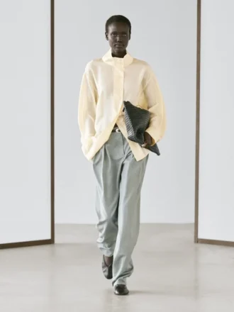 Camicia in seta con dettagli abbottonati