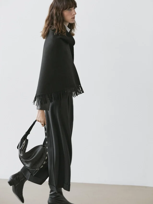 Cappa in maglia mista lana con frange Cappa in maglia mista lana con frange