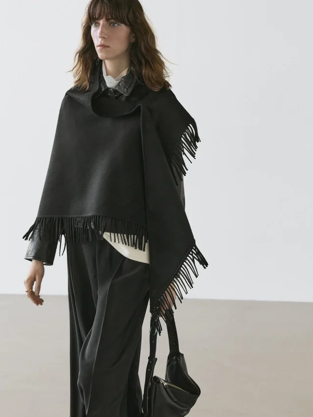 Cappa in maglia mista lana con frange Cappa in maglia mista lana con frange