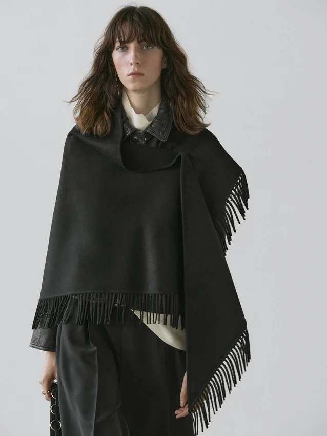 Cappa in maglia mista lana con frange Cappa in maglia mista lana con frange