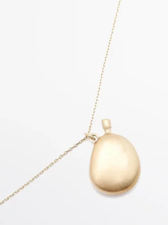 Collana con ciondolo in metallo