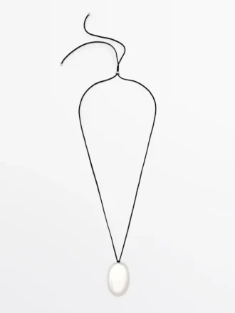 Collana con cordoncino in pelle e elemento in metallo