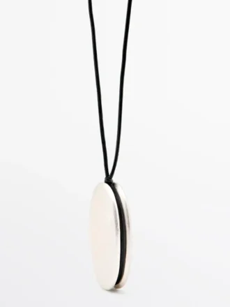 Collana con cordoncino in pelle e elemento in metallo