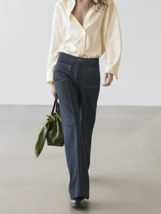 Jeans a vita alta con taglio svasato e tasche