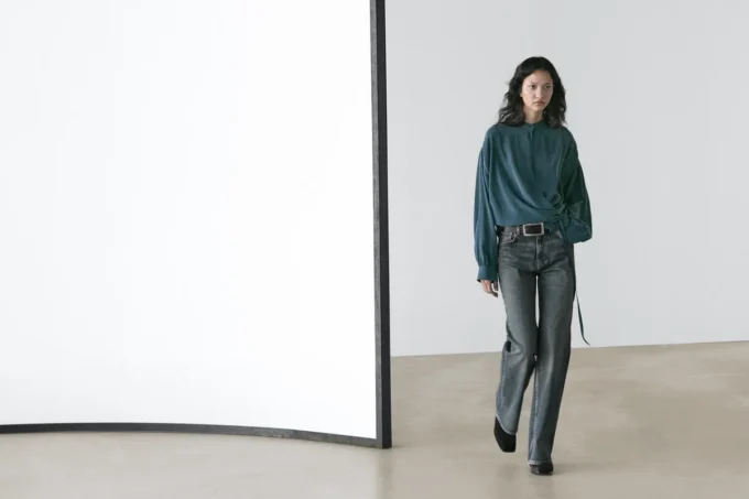 Jeans a vita media con gamba dritta e taglio svasato