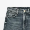 Jeans a vita media con gamba dritta e taglio svasato
