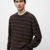 Maglione a righe con collo rotondo