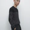 Maglione a righe con collo rotondo
