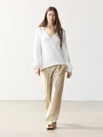 Maglione con scollo a V traforato