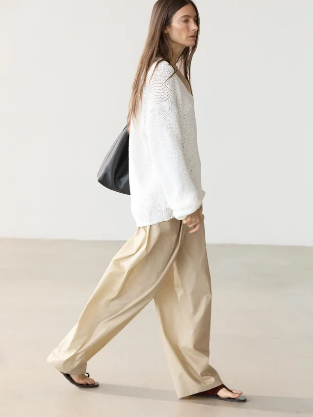 Maglione con scollo a V traforato Maglione con scollo a V traforato