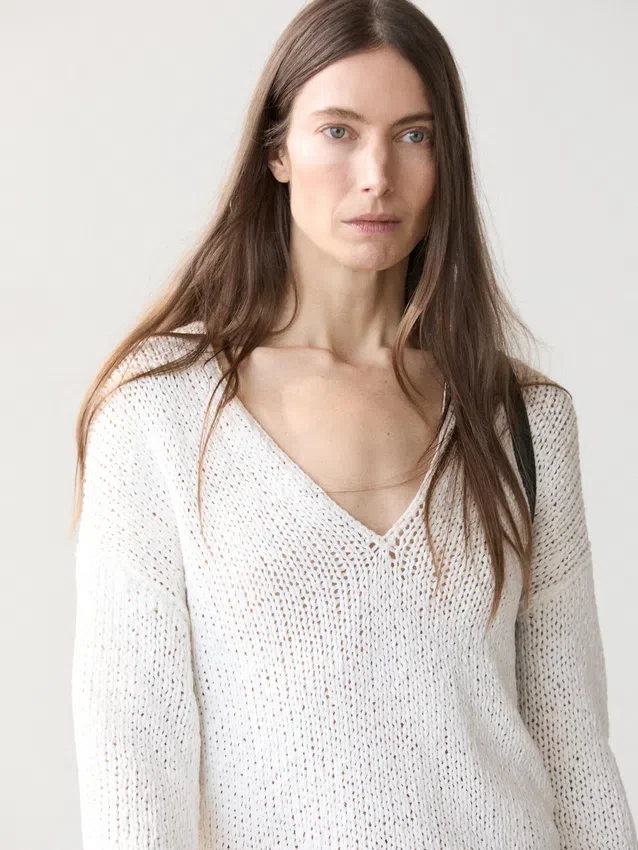 Maglione con scollo a V traforato Maglione con scollo a V traforato
