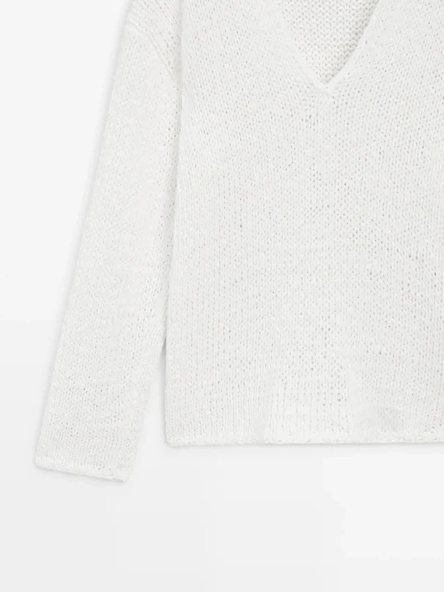 Maglione con scollo a V traforato Maglione con scollo a V traforato