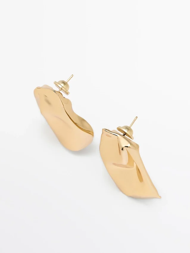 Orecchini di medie dimensioni con pieghe Orecchini di medie dimensioni con pieghe