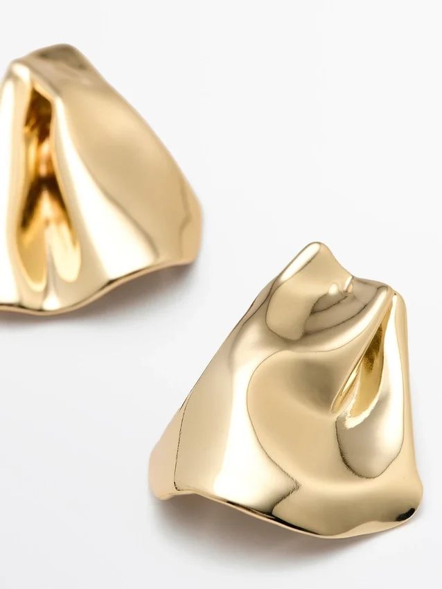 Orecchini di medie dimensioni con pieghe Orecchini di medie dimensioni con pieghe