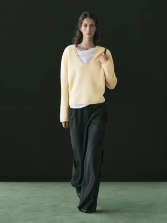 Pantaloni a zampa con righe sottili