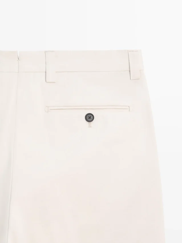 Pantaloni a zampa d’elefante dalla vestibilità sartoriale Pantaloni a zampa d’elefante dalla vestibilità sartoriale