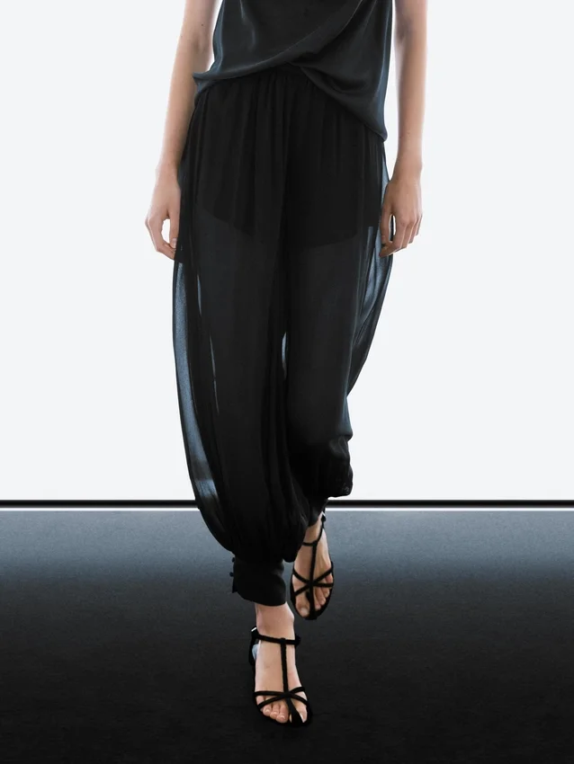 Pantaloni sarouel semitrasparenti con dettagli a bottoni Pantaloni sarouel semitrasparenti con dettagli a bottoni