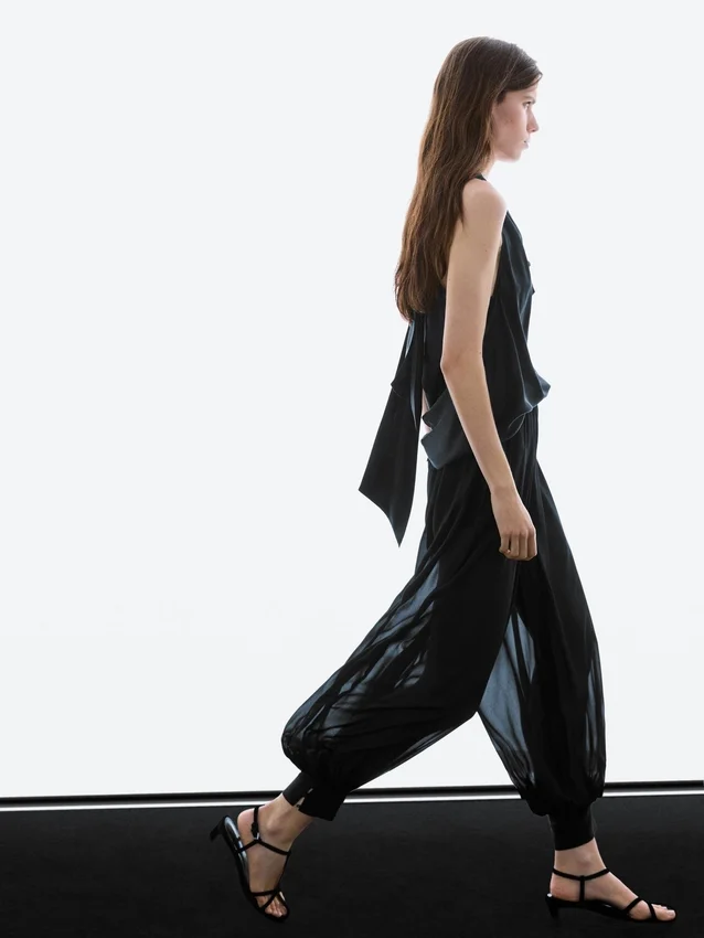 Pantaloni sarouel semitrasparenti con dettagli a bottoni Pantaloni sarouel semitrasparenti con dettagli a bottoni