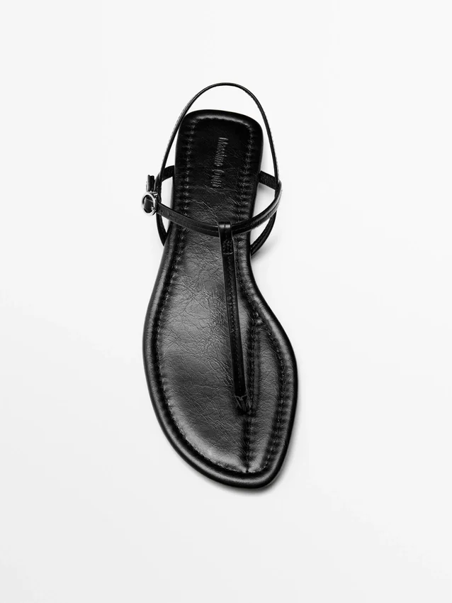 Sandali piatti con cinturini e divisorio tra le dita Sandali piatti con cinturini e divisorio tra le dita