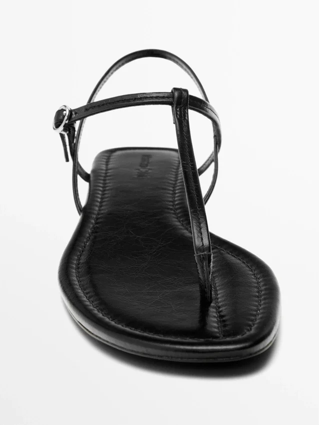 Sandali piatti con cinturini e divisorio tra le dita Sandali piatti con cinturini e divisorio tra le dita