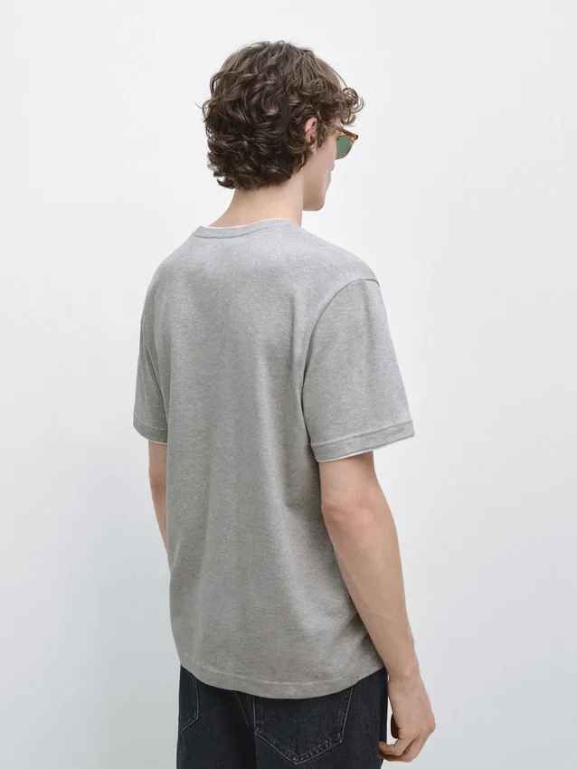 T-Shirt 100% cotone con dettagli a contrasto T-Shirt 100% cotone con dettagli a contrasto