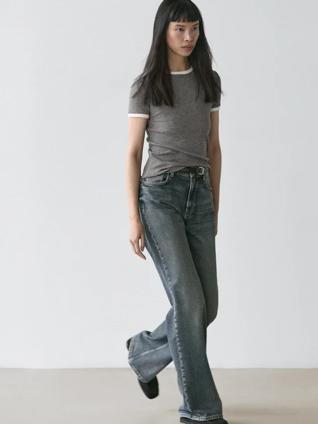 T-Shirt a maniche corte con dettagli a contrasto T-Shirt a maniche corte con dettagli a contrasto