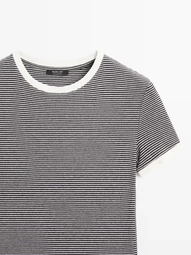 T-Shirt a maniche corte con dettagli a contrasto T-Shirt a maniche corte con dettagli a contrasto